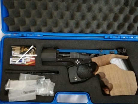 Vendo pistola Match Guns MG2E, calibre 22 electrónica, para competir a 25 m, en perfecto estado de conservación 01