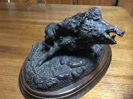 Vendo esta figura de bronce de una escena de la caza del Jabali. Precio 1000 € 52