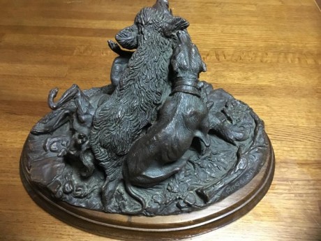 Vendo esta figura de bronce de una escena de la caza del Jabali. Precio 1000 € 50