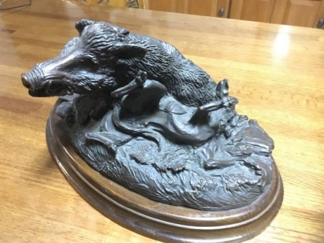 Vendo esta figura de bronce de una escena de la caza del Jabali. Precio 1000 € 60
