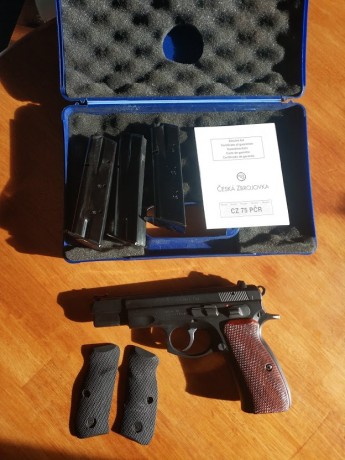Buenos días a todos.
Vendo una CZ-75B en perfectas condiciones.
El arma es de mi padre, y la vende por 02