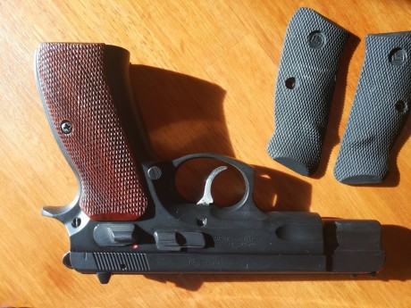 Buenos días a todos.
Vendo una CZ-75B en perfectas condiciones.
El arma es de mi padre, y la vende por 01