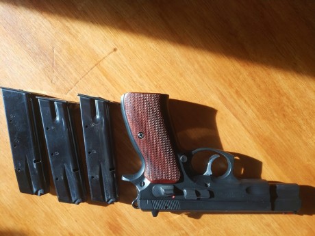 Buenos días a todos.
Vendo una CZ-75B en perfectas condiciones.
El arma es de mi padre, y la vende por 00