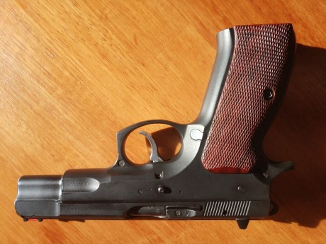 Buenos días a todos.
Vendo una CZ-75B en perfectas condiciones.
El arma es de mi padre, y la vende por 11