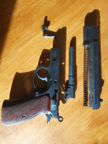 Buenos días a todos.
Vendo una CZ-75B en perfectas condiciones.
El arma es de mi padre, y la vende por 10