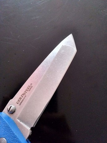 Hola amigos, pongo a la venta esta navaja de cold steel. 
Usada en varias ocasiones para tareas sencillas. 02