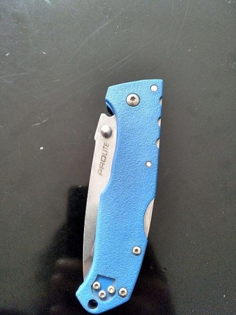 Hola amigos, pongo a la venta esta navaja de cold steel. 
Usada en varias ocasiones para tareas sencillas. 01