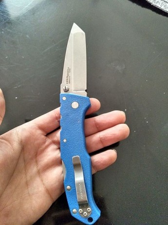 Hola amigos, pongo a la venta esta navaja de cold steel. 
Usada en varias ocasiones para tareas sencillas. 00