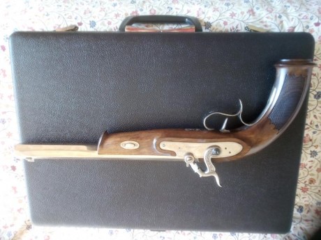 Vendo, por no usar, pistola  William Parcker of London Match , cal. 45, de Ardesa, seminueva. Tiene apenas 01