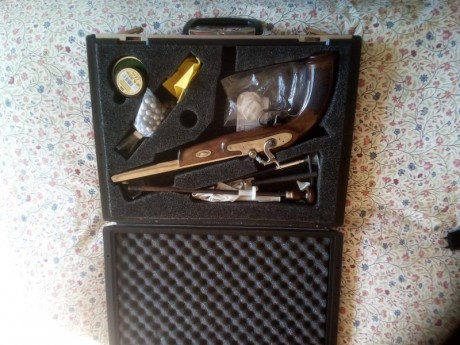 Vendo, por no usar, pistola  William Parcker of London Match , cal. 45, de Ardesa, seminueva. Tiene apenas 00
