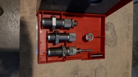 Vendo dos juegos de dies:
Uno marca Hornady del calibre 45LC con lo tres dies, el shell holder y se entregan
con 21