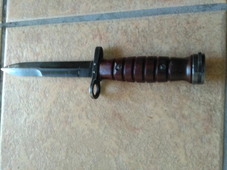 Buenas, tengo una bayoneta de la carabina M1, con funda, buen estado, no tiene ningún marcaje, la compré 02