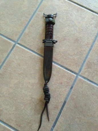Buenas, tengo una bayoneta de la carabina M1, con funda, buen estado, no tiene ningún marcaje, la compré 00