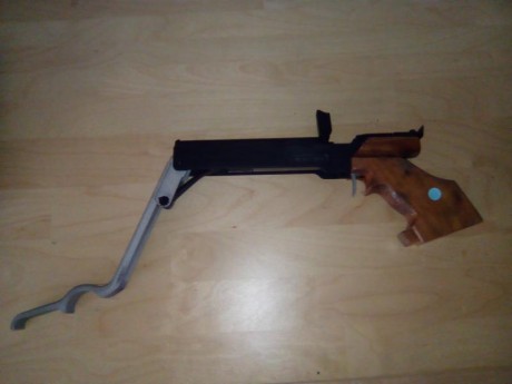 Buenos días, me desprendo de tres pistolas de aire que tengo perdidas en los cajones.

La primera es una 00