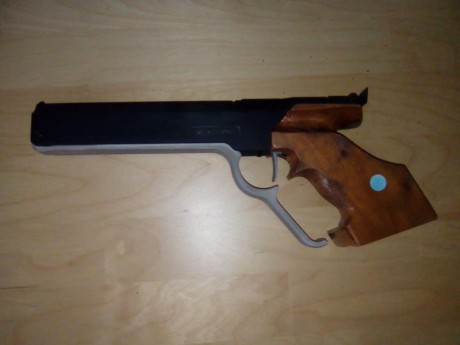 Buenos días, me desprendo de tres pistolas de aire que tengo perdidas en los cajones.

La primera es una 10