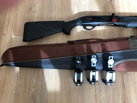 Un compañero vende esta escopeta ideal para recorridos de tiro IPSC sin haberla usado . La vende con funda 02
