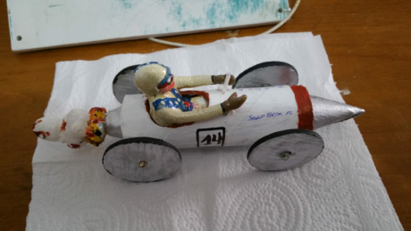 Hola  .   El soap box racer  ,   esta hecho con un canuto papel wc.  y un viejo conductor de un Ferrari 01