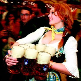 La edil de la mujer ha criticado este cartel de la feria de la cerveza. Yo creo que es rebuscadísimo. 160