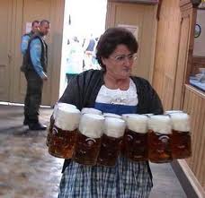 La edil de la mujer ha criticado este cartel de la feria de la cerveza. Yo creo que es rebuscadísimo. 170