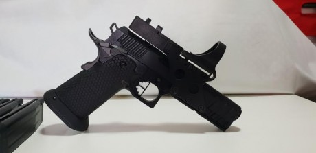 Vendo pistola como nueva,usada 4 veces,la entrego con 4 cargadores y replica de c-more que va a la perfección,va 12