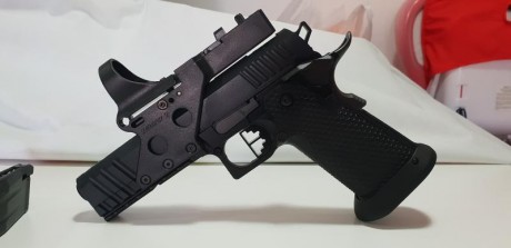 Vendo pistola como nueva,usada 4 veces,la entrego con 4 cargadores y replica de c-more que va a la perfección,va 10