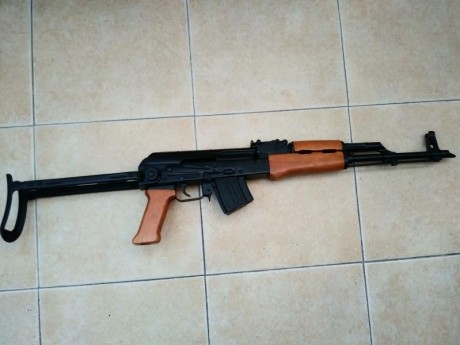 Hola, vendo un fusil AKM de la marca F.E.G en calibre 7,62x39mm. con la culata plegable, modificado a 10