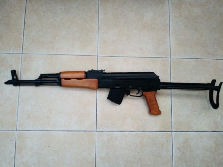 Hola, vendo un fusil AKM de la marca F.E.G en calibre 7,62x39mm. con la culata plegable, modificado a 22