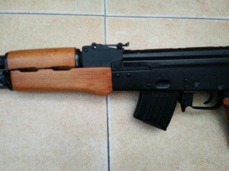 Hola, vendo un fusil AKM de la marca F.E.G en calibre 7,62x39mm. con la culata plegable, modificado a 20