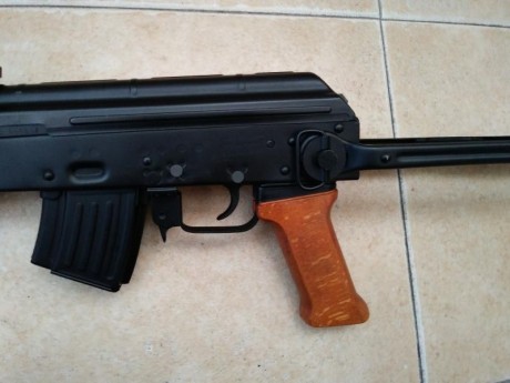 Hola, vendo un fusil AKM de la marca F.E.G en calibre 7,62x39mm. con la culata plegable, modificado a 32