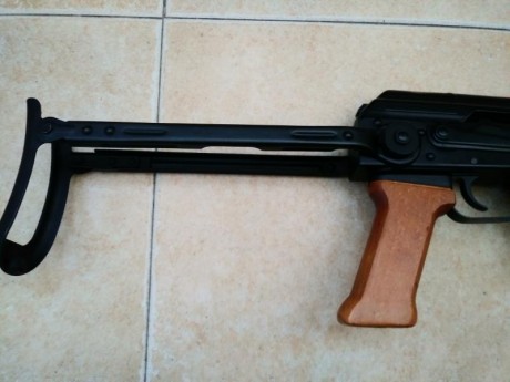 Hola, vendo un fusil AKM de la marca F.E.G en calibre 7,62x39mm. con la culata plegable, modificado a 30