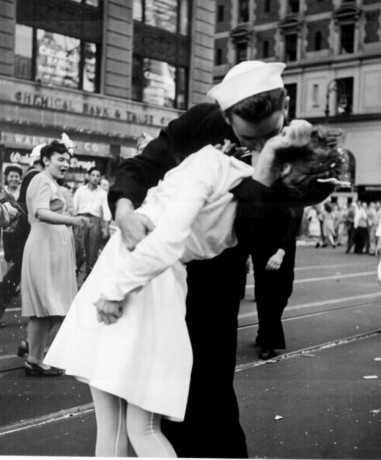  Ironía ON 

 https://www.elconfidencial.com/cultura/2019-02-18/muere-marinero-foto-beso-times-square_1833850/ 00