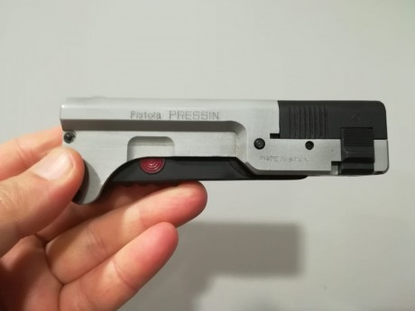Buenas a todos 
Un compañero me pide que le ponga a la venta esta peculiar pistola. 
Se trata de una llama 01