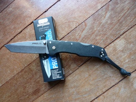 Vendo esta navaja como nueva, el filo esta intacto, en su caja y con una funda de Kydex a medida para 02