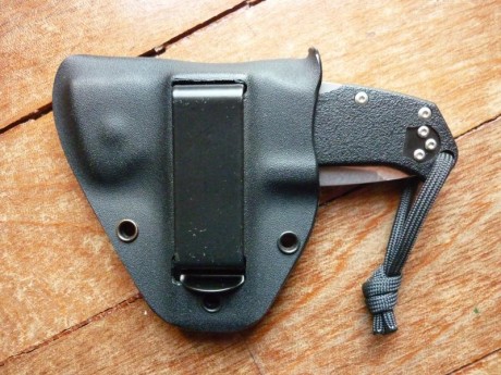 Vendo esta navaja como nueva, el filo esta intacto, en su caja y con una funda de Kydex a medida para 00