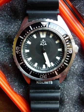 Vendo este reloj en un estado casi nuevo, comprado en 2016 y con una docena de puestas (roto bastante 01