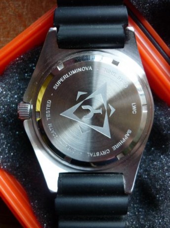 Vendo este reloj en un estado casi nuevo, comprado en 2016 y con una docena de puestas (roto bastante 00
