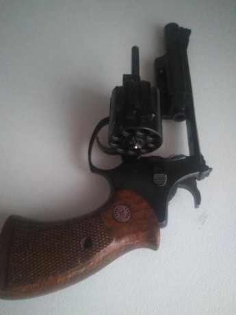 Vendo Revolver Astra Cadix calibre 22 de 4" como se ve en las fotos su estado es muy bueno de madera 01