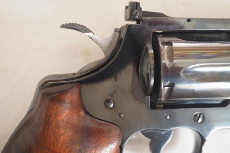 COLT PYTHON 6”
Se vende Colt Python de 6” pavón azulado en muy buen estado. Maletín de transporte. 3 juegos 01