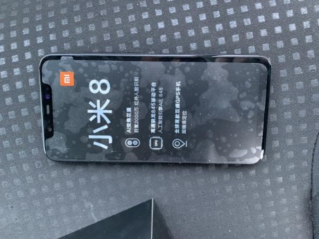 Nuevo sin estrenar es el modelo de 6 g de ram y 128 g de ron en color negro y también regalo funda sin 00
