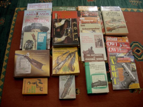 Saludos amigos del foro de avancarga.

A la vista del interés que ha despertado el tema de la bibliografía 70