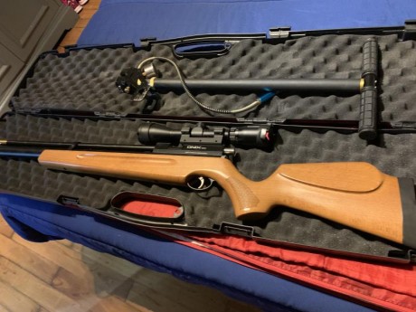 Es el modelo monotiro está casi sin uso 
Calibre 5,5
El visor no va incluido 
Tengo el silenciador que 01