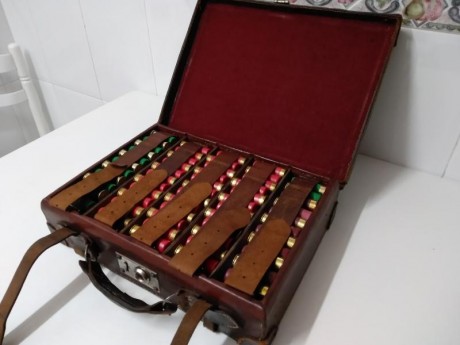 Precioso maletín en madera y cuero. Muy buen estado. Caben 250 cartuchos. Sin llave. 
100 € No negociable 02