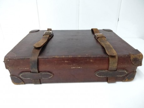 Precioso maletín en madera y cuero. Muy buen estado. Caben 250 cartuchos. Sin llave. 
100 € No negociable 01