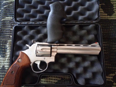 Como dice el título del anuncio vacío mi armero.
Se ponen a la venta las siguientes armas:

 REVOLVER 12