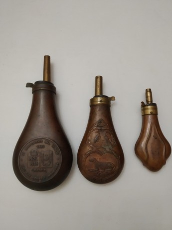 Vendo 3 polvoreras, la más grande conmemorativa de los campeonatos del mundo de avancarga celebrados en 02
