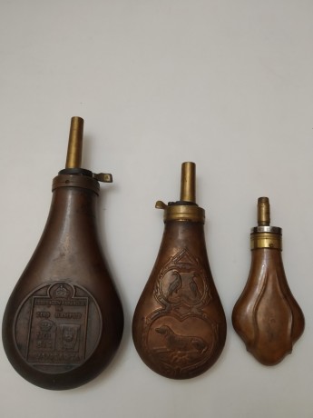 Vendo 3 polvoreras, la más grande conmemorativa de los campeonatos del mundo de avancarga celebrados en 01