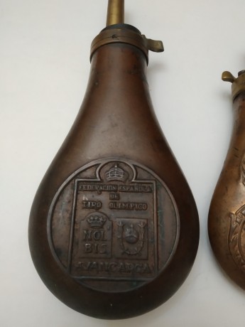 Vendo 3 polvoreras, la más grande conmemorativa de los campeonatos del mundo de avancarga celebrados en 00