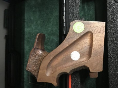 Empuñadura para Steyr LP50 y creo que vale para LP10. Es talla M y para diestro. Está en Madrid. 100€ 01