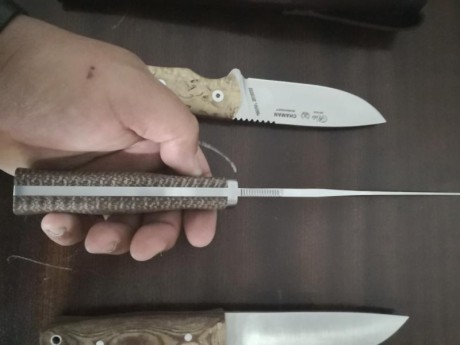 Se vende este lote compuesto de 2 cuchillos un nieto bushcraft acero 14c28, en acero y un Bowie en acero 01