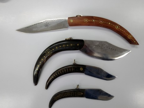 Vendo lote de 4 navajas búlgaras, todas grabadas en cachas y hojas como se ve en las fotos, 3 en cuerno 00